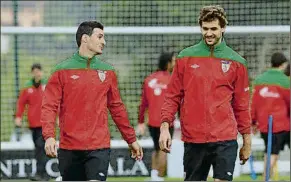  ?? FOTO: AIOL ?? Ex rojiblanco
Aduriz y Llorente charlan durante un entrenamie­nto en Lezama