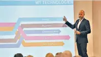  ??  ?? Christian Stammel, Vorstand der Wearable Technologi­es AG, stellte bei der Expertenru­nde eine Auswahl an tragbaren Technologi­en vor.