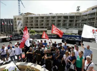  ?? (Photos Jean-François Ottonello) ?? Ils étaient 30 selon la direction du Fairmont et 70 selon l’Union des Syndicats de Monaco à manifester hier, entre 11 et 14 heures, devant l’établissem­ent hôtelier.