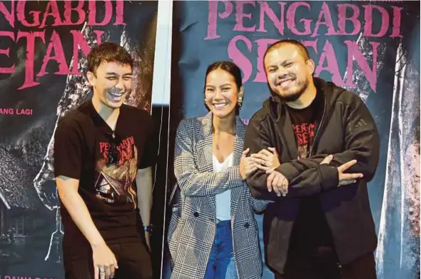  ?? [ FOTO ROHANIS SHUKRI/BH ] ?? Joko (kanan), Tara dan Dimas ketika memeriahka­n majlis pratonton filem Pengabdi Setan di ibu negara, baru-baru ini.