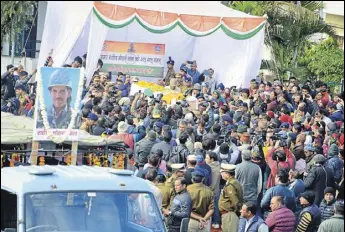  ?? HT PHOTO ?? People pay their last respect to Mohan Lal Raturi in Dehradun on Saturday.