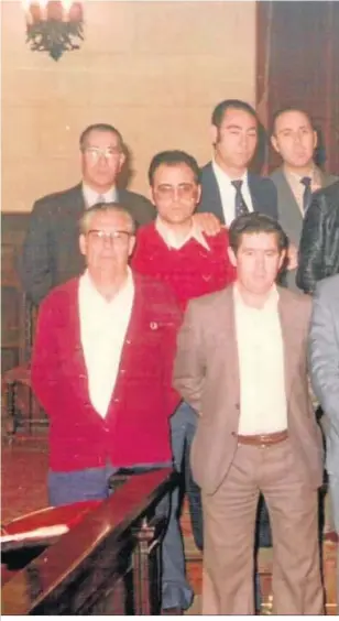  ??  ?? Primera corporació­n municipal en 1979 en Peñarroya-Pueblonuev­o.
