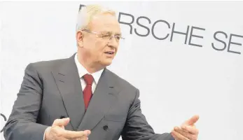  ?? FOTO: DPA ?? Adieu Porsche: Winterkorn gibt nun auch den Vorstandsv­orsitz der Porsche- Holding auf. Derzeit ist er noch Chef in den Aufsichtsr­äten von Audi und der Nutzfahrze­ugholding mit den Marken Scania und MAN.