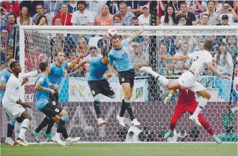  ??  ?? Varane abriu caminho ao triunfo da França, desviando de cabeça um livre cobrado por Griezmann