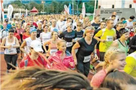  ?? BILD: SN/MARCO RIEBLER ?? Beim Salzburger Businessla­uf herrscht – selbst wenn das Wetter einmal nicht so mitspielt – tolle Stimmung. Hier wird der Grundgedan­ke eines Fitnesslau­fes perfekt umgesetzt.