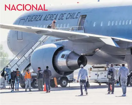  ??  ?? ► El avión que llevó a 171 haitianos a Puerto Príncipe ayer, hoy traería a chilenos desde Venezuela.