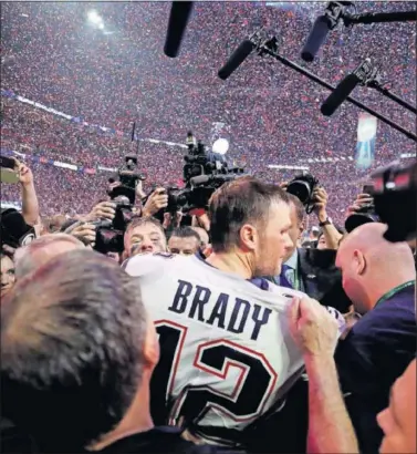  ??  ?? Tom Brady, rodeado de fotógrafos y cámaras de televisión, tras ganar la Super Bowl de 2019.