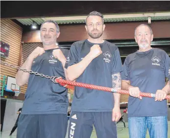  ?? FOTO: DED ?? Klaus Kaibach (rechts) mit seinen Trainern Andy Zink und Reinhard Erne