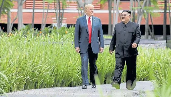  ?? AFP ?? Reunidos. El presidente norteameri­cano y el dictador norcoreano en un alto de sus deliberaci­ones en Singapur, que abren otro tipo de relación.