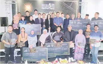  ?? — Photo by Muhammad Rais Sanusi ?? Dr Abdul Rahman (back, seventh right) is flanked by Sabariah and Al-Khalid during a photo call with the winners.
