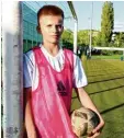  ?? Fotos: dpa ?? Benjamin darf jede Woche bei einem Spezialtra­ining des Deutschen Fußball Bundes mitmachen.