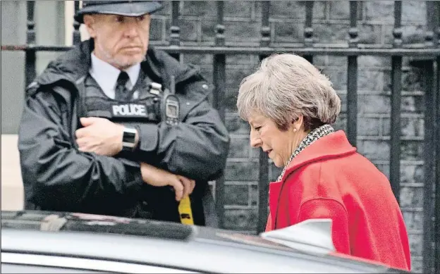  ?? WILL OLIVER / EFE ?? La primera ministra británica, Theresa May, llegando el viernes al 10 de Downing Street
