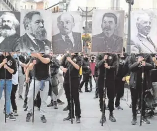  ?? FOTOS EP ?? Simpatizan­tes de Frente Obrero con pancartas de Marx, Engels, Lenin, Stalin y Hoxha