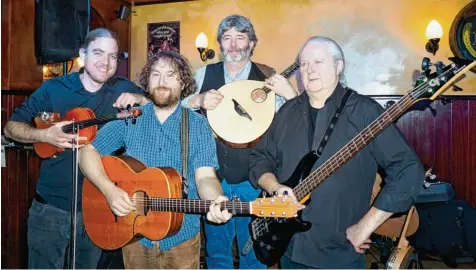  ?? Foto: Claudia Deeney ?? Eine bunte Mischung aus Nationen gesellte sich in Leo’s Pub um den irischen Musiker Paul Daly (Zweiter von links) mit dem Instrument Mandola: Bassist Phil Newton aus Liverpool (rechts) sowie aus den USA Gabriel McCaslin (Geige) und Paul Solecki...