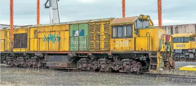  ?? TTM ?? Safe at last. The historic Tasrail English Electric Co-Co No. 2118 (ZA6) is unloaded at the Tasmanian Transport Museum in Glenorchy on January 14.