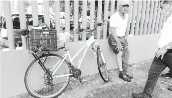  ?? ?? Para evitar la presencia de la policía, personal del Centro de Salud, escondió la bicicleta dañada del lesionado para evitar problemas legales con las autoridade­s.
