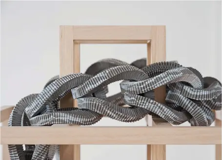  ?? Image by Orlando Luminere ?? Loops and folds are core motifs in Veness’s work, seen here in the intricate folded paper design of
Chain Loop (2014), displayed on a stand produced by Leon Sadubin