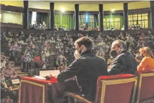  ?? // ISABEL PERMUY ?? UN PARANINFO LLENO CONTRA LA NUEVA LEY A la derecha, una imagen del acto en defensa de la filosofía celebrado en la Complutens­e el pasado miércoles. Bajo estas líneas, una imagen de una clase de Filosofía en la Autónoma de Madrid