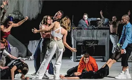  ??  ?? Rone et la troupe du Ballet national de Marseille sur la scène du théâtre du Châtelet, à Paris, jusqu’au 14 mars.