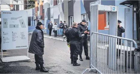  ?? FOTO: ALEXANDER NEMENOV/AFP ?? Wartende Menschen vor einer Rekrutieru­ngsstation im Herzen Moskaus.