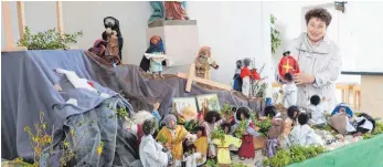  ?? FOTO: SABINE FELKER ?? Ursula Schröder, zweite Vorsitzend­e des Gunninger Kirchengem­einderats, mit dem Ostergarte­n in der Gunninger Kirche.