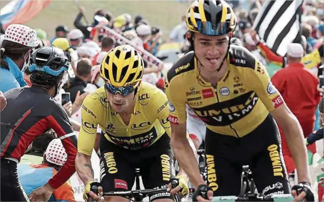  ?? Fotos: AFP ?? Sepp Kuss ist seinem Kapitän Primoz Roglic (l.) im Hochgebirg­e eine große Hilfe.