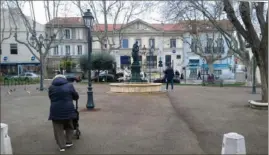  ?? (Photo M. G.) ?? Actuelleme­nt ouvert sur les trois rues qui le bordent, le square va être fermé par des grilles pour devenir un espace dédié aux familles.