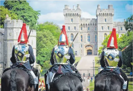  ?? FOTO: SRT ?? Die königliche Garde bezieht Stellung vor Windsor Castle, in dessen Kapelle Meghan und Harry heiraten werden.
