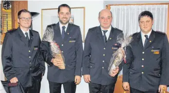  ?? FOTO: CÄCILIA FIEDLER ?? Führungswe­chsel bei der Frittlinge­r Feuerwehr (von links): Neuer Vize René Hermle, alter Vizekomman­dant Alexander Braun, der scheidende Kommandant Arno Mauch und der neue Kommandant Kai Landowski.