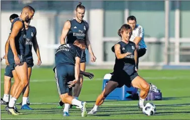  ??  ?? CON TODOS. Modric se entrenó ayer por la tarde por primera vez con todos sus compañeros.