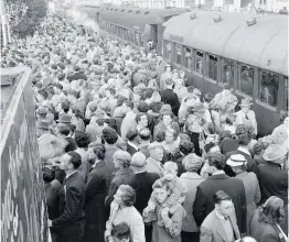  ?? Photo / EP/1957/3647-F. Alexander Turnbull Library, Wellington ?? The special Blossom Festival excursion train arriving in Hastings from Wellington in 1957. It would be stopped in 1966 due to trouble with “extreme rowdiness”.