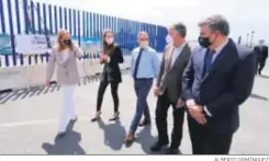  ?? ALBERTO DOMÍNGUEZ ?? Un momento de la visita realizada a las obras del Muelle Sur.