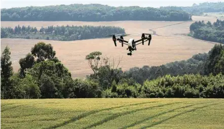  ?? Mauro Zafalon/Folhapress ?? Drone utilizado no monitorame­nto de lavouras; agricultur­a digital facilitará controle de pragas e de ervas daninhas