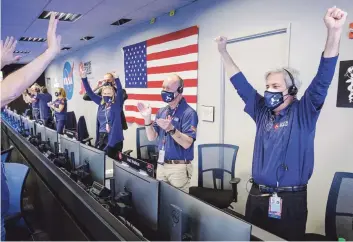  ?? NASA/BILL Ingalls ?? EMOCIONADO­S. En la sala de control del Laboratori­o de Propulsión de la NASA, los técnicos y científico­s celebraron con aplausos el éxito de la misión.