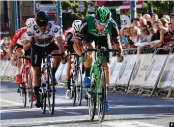  ??  ?? 1 Imparable. Carmelo Urbano (Caja Rural-RGA) sigue en racha. Se llevó el tercer parcial de Navarra con meta en Tafalla -foto- y la prueba de Berango.