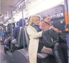  ??  ?? ► Luego viaja en el recorrido 101 hacia Metro Las Rejas para llegar a su trabajo, en Vitacura. TIEMPO TOTAL: 110 MINUTOS