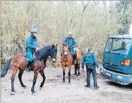  ?? RICARDO GARCÍA / EFE ?? Agentes de la Guardia Civil que participan en la búsqueda