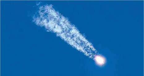  ?? FOTOS: AFP ?? 119 Sekunden nach dem Start vom Weltraumba­hnhof Baikonur hat sich die Trägerrake­te abgeschalt­et und aufgelöst.