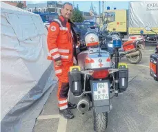  ?? FOTO: PRIVAT ?? Heiko Feist, Motorradst­reife des Bayerische­n Roten Kreuzes, war nach der Flutkatast­rophe in Ahrweiler im Einsatz.