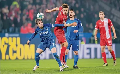  ?? FOTO: DPA ?? Zweikampf: Bochums Stefano Celozzi (li.) köpft den Ball vor Düsseldorf­s Florian Neuhaus weg. Dimitrios Diamantako­s und Marcel Sobottka schauen zu.