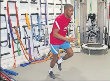  ??  ?? Ousmane Dembélé, trabajando en el gimnasio de la Ciutat Esportiva.