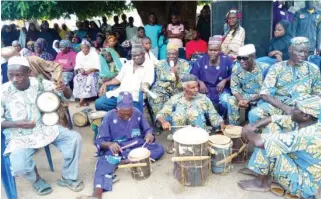  ??  ?? An Egbura musician entertains ahead of the Igu fishing festival