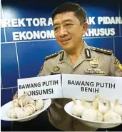  ?? MIFTAHULHA­YAT/JAWA POS ?? ILEGAL: Juru Bicara Divhumas Polri Kombes Slamet Pribadi saat menunjukka­n bawang putih ilegal di Bareskrim Polri, Jakarta, kemarin (31/5).