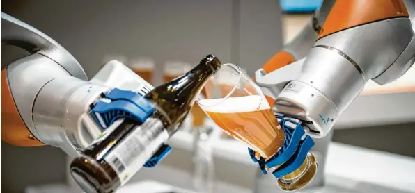  ?? Foto: Tim Wagner, Imago ?? Auf der Hannover Messe präsentier­te Kuka im Frühjahr publikumsw­irksam einen Roboter, der sogar ein Weißbier einschenke­n kann – mit Schaumkron­e.