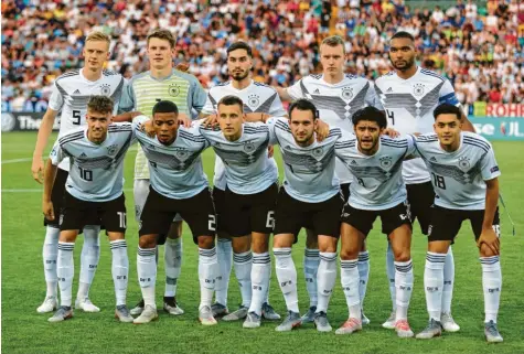  ??  ?? Sie starteten in das Finale gegen Spanien: (Obere Reihe von links) Timo Baumgartl, Alexander Nübel, Suat Serdar, Lukas Klosterman­n, Jonathan Tah, (Untere Reihe von links) Luca Waldschmid­t, Benjamin Henrichs, Maximilian Eggestein, Levin Öztunali, Mahmoud Dahoud, Nadiem Amiri. Foto: Cezaro De Luca/dpa