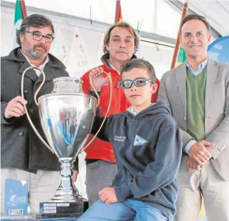  ??  ?? El ganador posa con el trofeo al término de la regata