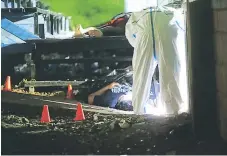  ?? FOTOS: EL HERALDO ?? Los cuerpos de dos víctimas quedaron en las instalacio­nes de la cancha de fútbol de la colonia La Esperanza.