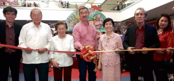  ?? SM MALL of Asia welcomed the Year of the Snake with a celebratio­n of traditiona­l Chinese arts and crafts through an exhibit of paintings, lanterns and fans by the Chan Lim Family of Artists and Students. At the ribbon-cutting ceremony were Alex Chan Lim,  ??