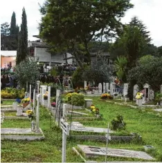  ??  ?? Diese Gräber auf Roms Friedhof Prima Porta sind belegt. Doch 2500 Särge warten noch auf ihre Beerdigung. Foto Claudio Peri, dpa