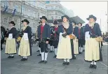  ?? [ Die Eventfotog­rafen/Hörmanding­er] ?? Die Tiroler marschiere­n in Wien heuer erst kurz vor dem Ball auf.